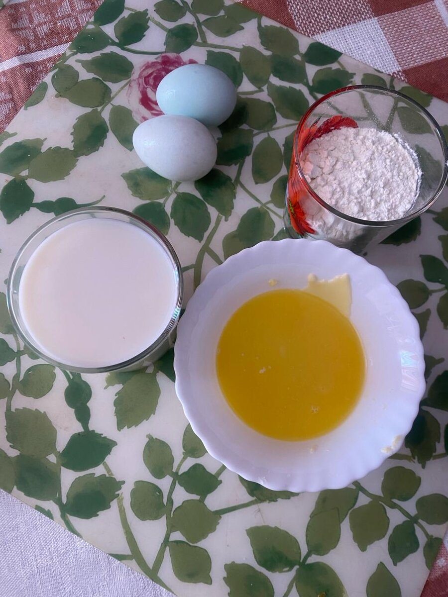 Подготовлены ингредиенты на две порции блинов (по пять штук в порции)