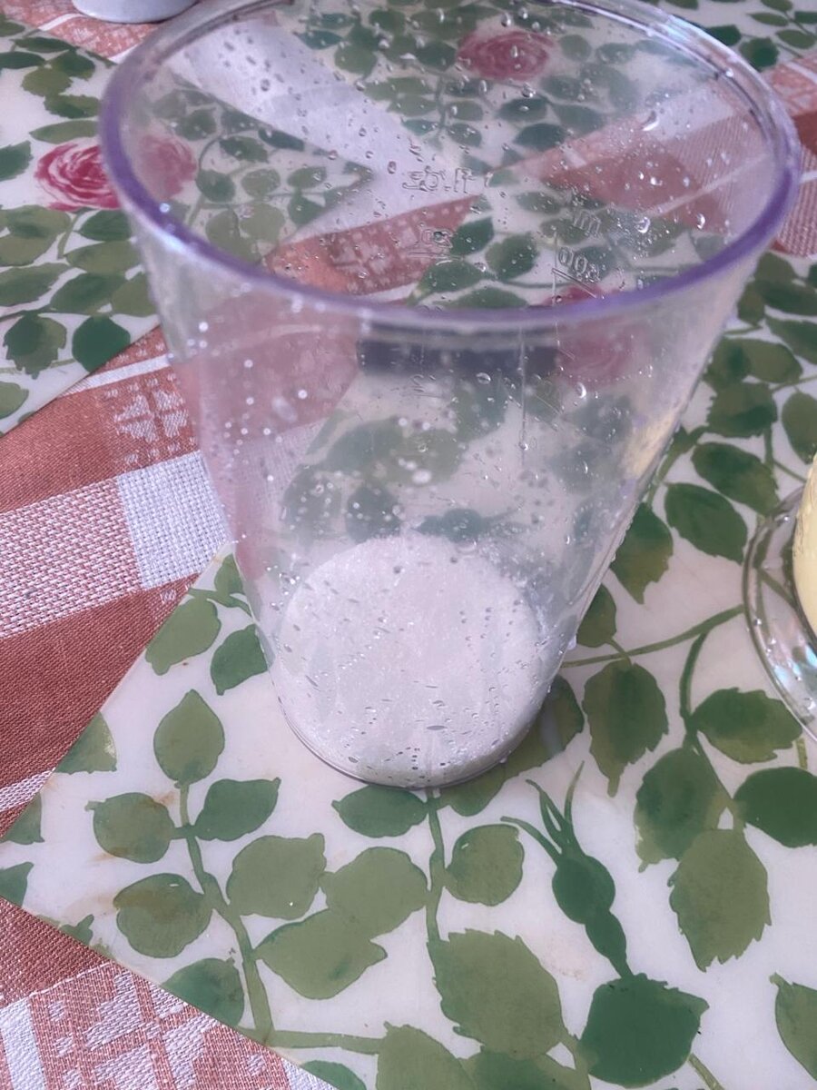 Засыпаем все в стакан и взбиваем. А можно блендером и не взбивать, а просто хорошо все перемешать вилкой в соуснике.
