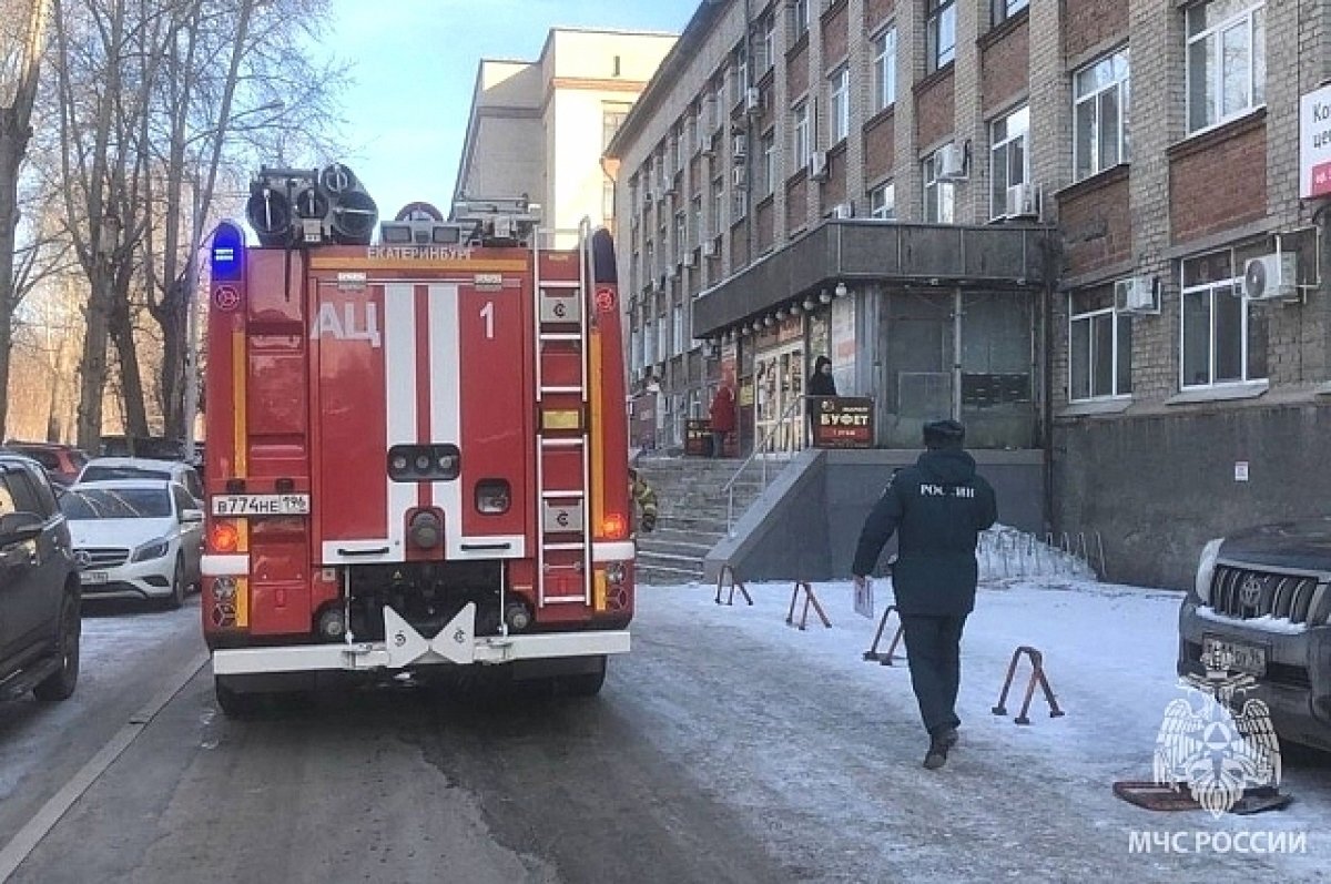    150 человек эвакуировали из-за пожара в здании в центре Екатеринбурга