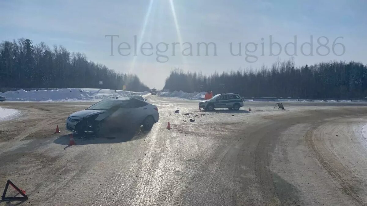     В Ханты-Мансийском районе водитель Hyundai при повороте не учел боковой интервал. Пострадал другой водитель.