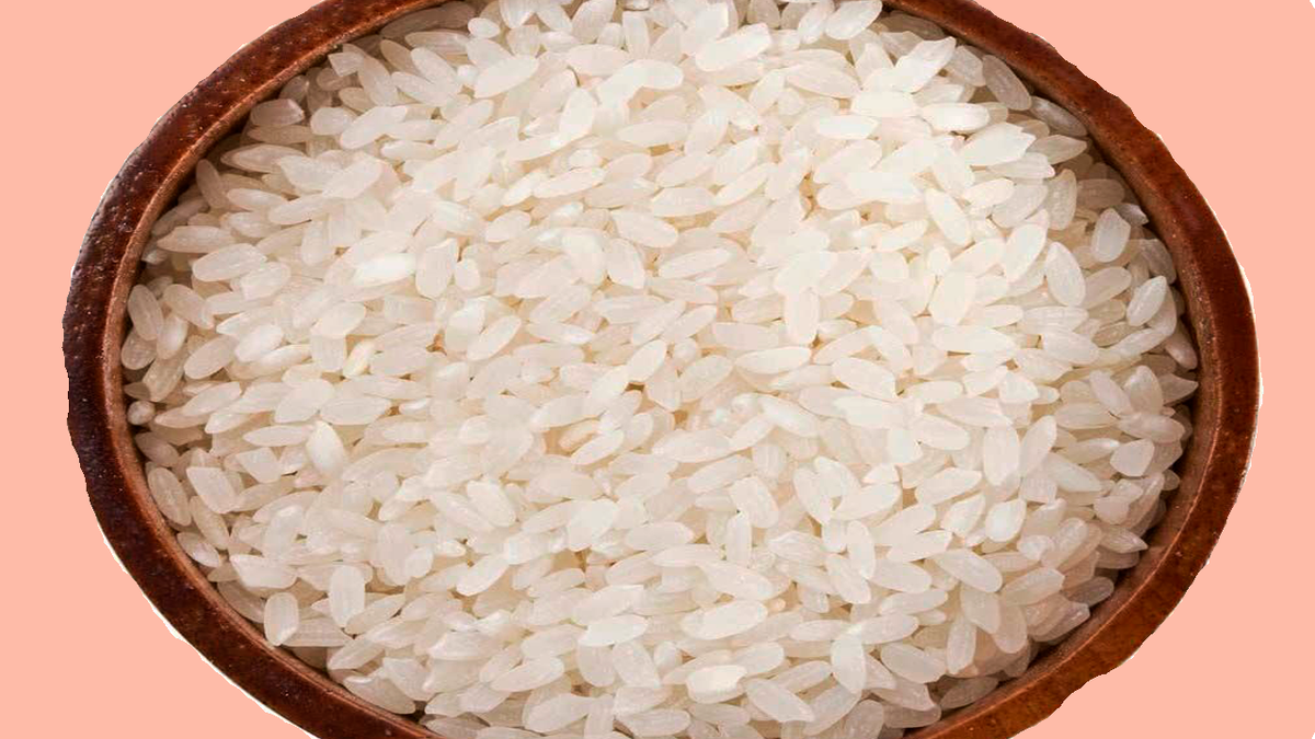 Для приготовления молочно-рисовой каши лучше всего использовать круглозёрный рис, так каша получится нежной и более насыщенной. Круглозёрный рис отличается от прочих видов риса высокой клейкостью, поскольку он более крахмальный, славится круглый рис славится гармоничным содержанием  калия и натрия. Круглозёрный рис улучшает иммунитет.
