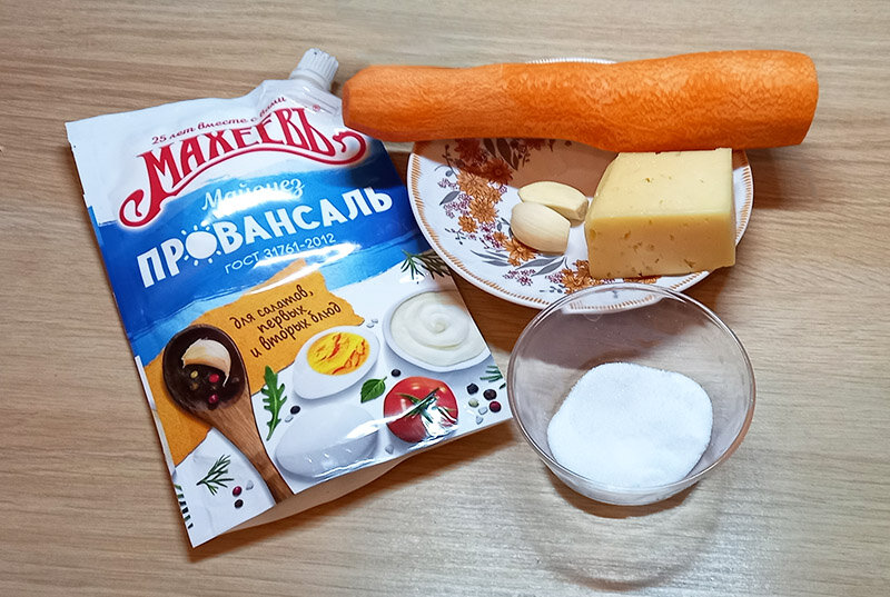 Салат с морковкой, сыром и чесноком