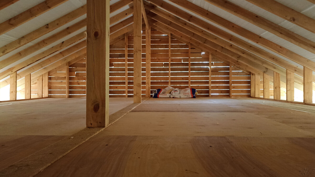 Второй этаж весной 2022 года, еще без окон. Листайте галерею.