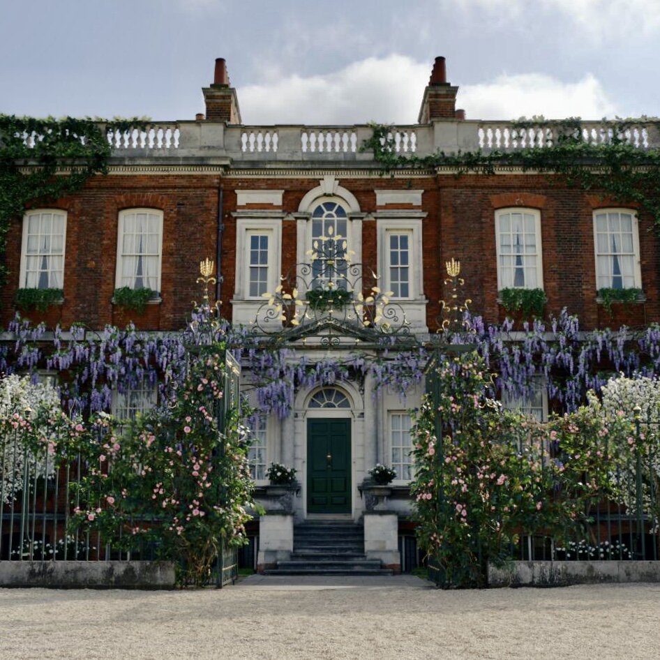 Фасад дома Бриджертонов с глицинией из сериала "Бриджертоны" - думаю, что работа художника-декоратора, а не садовода