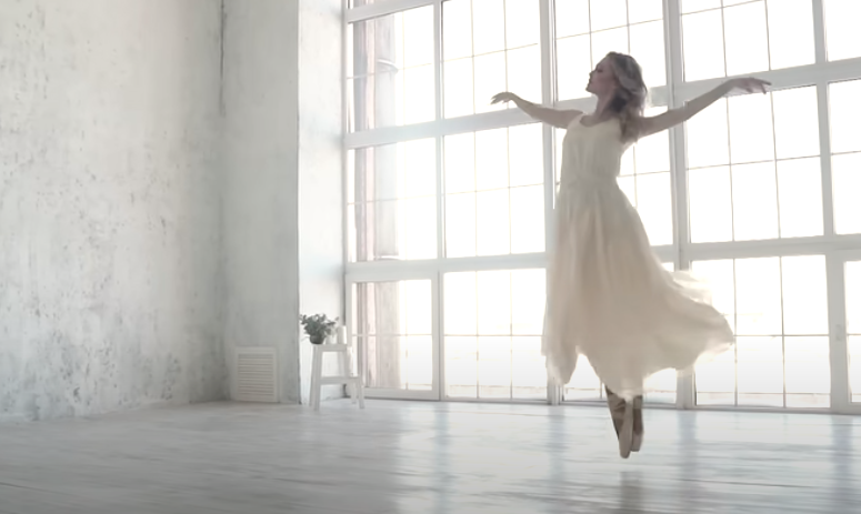 Кадр из клипа Ярослава Сумишевского "Женщина" 