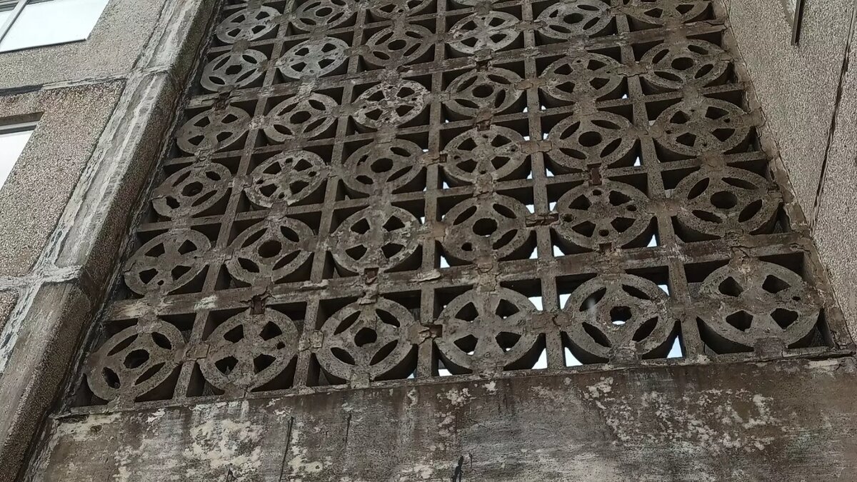     Жителей карельской столицы просят беречь голову в одном из спальных районов.