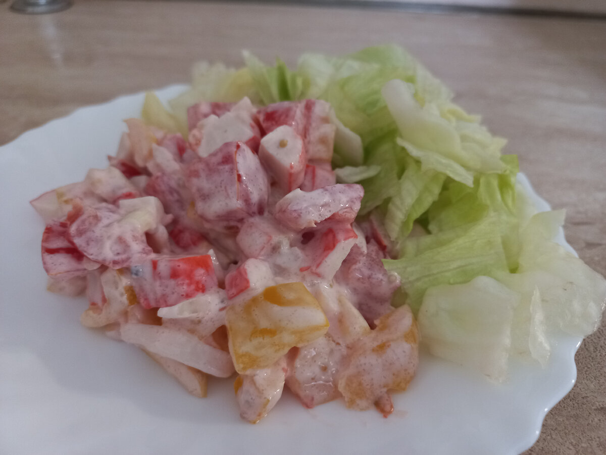 Салат с крабовыми палочками, кукурузой и маринованным огурцом