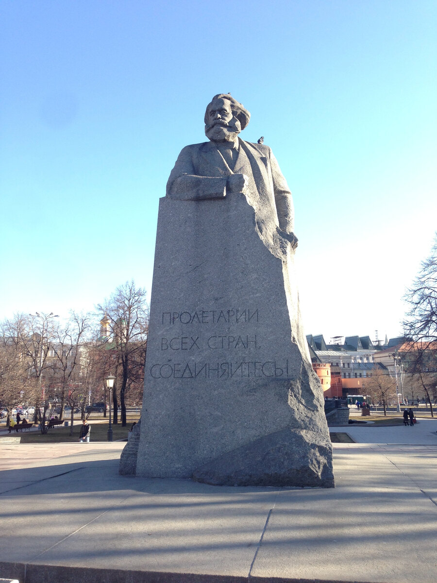 Монумент Карлу Марксу на Театральной площади, 2014. Фото отсюда: https://ru.wikipedia.org
