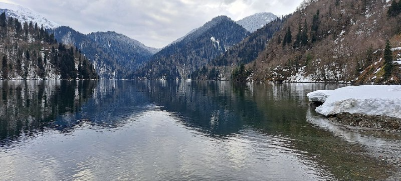 Озеро Рица прекрасно в любой сезон