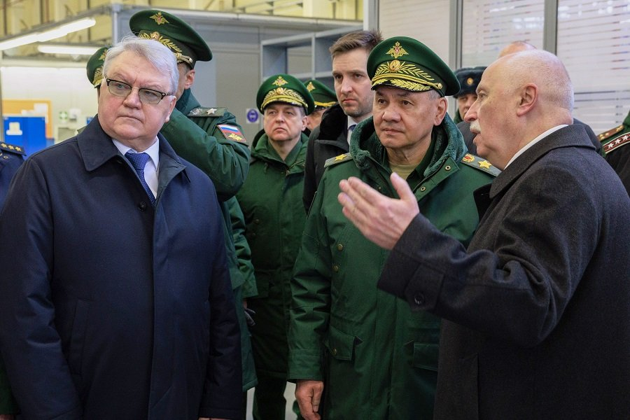 Генеральный директор ПАО "НПО «Алмаз" Геннадий Бендерский и министр обороны РФ Сергей Шойгу во время проверки хода выполнения государственного оборонного заказа - Фото: Вадим Савицкий/пресс-служба Минобороны РФ/ТАСС