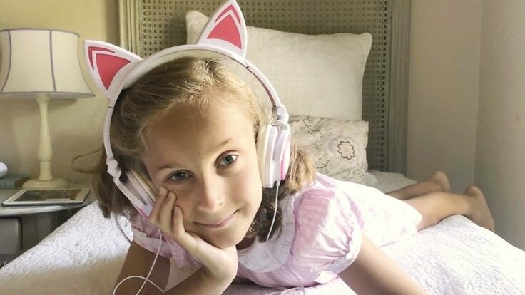 Девочка слушает музыку