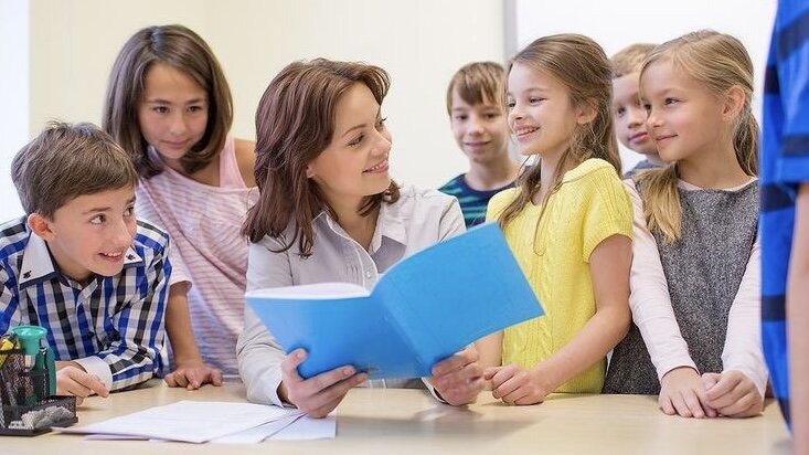 Педагог и дети