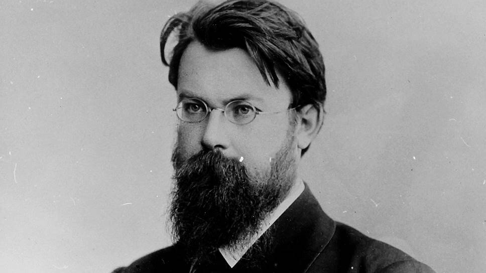    «Ученые — те же фантазеры и художники: они не вольны над своими идеями; они могут хорошо работать, долго работать только над тем, к чему лежит их мысль, к чему влечет их чувство»Владимир Иванович Вернадский родился 12 марта 1863 года в Санкт-Петербурге в семье профессора экономики и статистики. Как писал сам Вернадский, его предками были «три поколения ученых с конца XVIII века». В 1881 году поступил на физико-математический факультет Санкт-Петербургского университета. Среди его педагогов были ученые: геолог Василий Докучаев, химик Дмитрий Менделеев и ботаник Андрей Бекетов Фотоархив журнала "Огонёк"