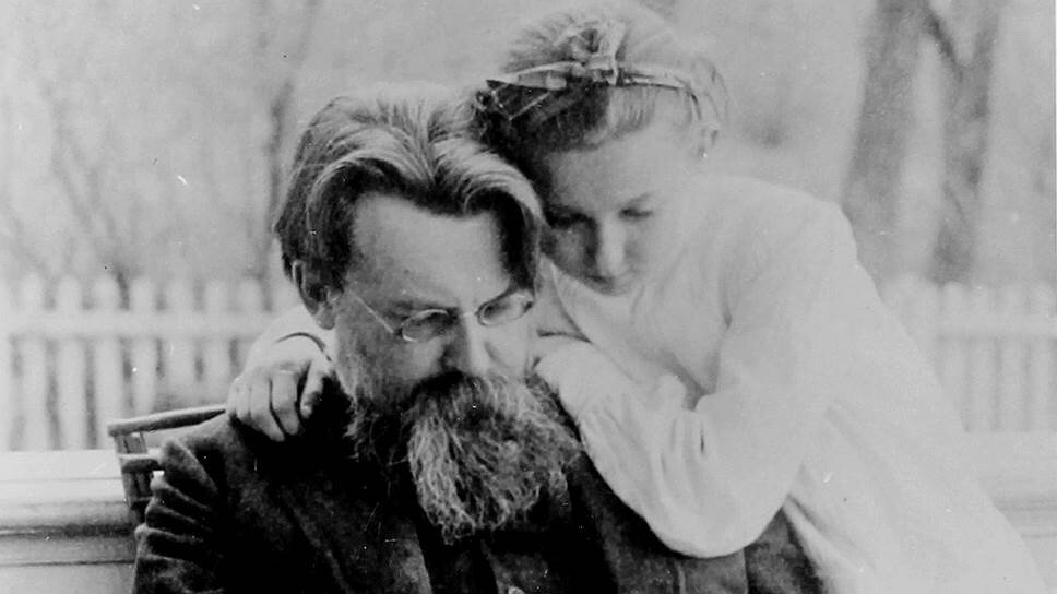    «Наука основана на свободе человеческого разума, тесно и неразрывно связанного с демократическим духом равенства»   
 В 1884 году со своими друзьями создал просветительский кружок «Братство», девизом которого было: «Работай как можно больше, потребляй на себя как можно меньше, на чужие нужды смотри как на свои». Во время одного из мероприятий общества познакомился с будущей супругой Натальей, в браке с которой родились двое детей: сын Георгий и дочь Нина (на фото) Фотоархив журнала "Огонёк"