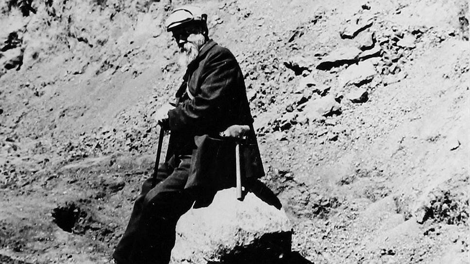    «Ищешь правды, и я вполне чувствую, что могу умереть, могу сгореть, ища ее, но мне важно найти и если не найти, то стремиться найти ее, эту правду, как бы горька, призрачна и скверна она ни была»   
 В 1888 году для продолжения обучения и подготовки к профессорскому званию отправился в Европу. Стажировался у кристаллографа Пауля Грота в Мюнхене (Германия) и у физика и химика Анри Луи Ле Шателье в Парижской горной школе Фердинанда Фуке во Франции. В 1889 году помогал своему наставнику Василию Докучаеву в подготовке экспозиции на Всемирной выставке в Париже, за которую «Отдел русских почв» получил золотую медаль Фотоархив журнала "Огонёк"