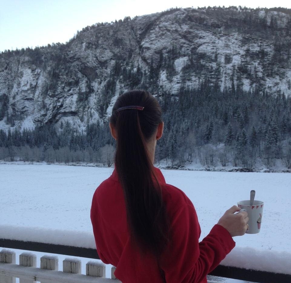 Автор - любитель утреннего кофе с красивым видом.