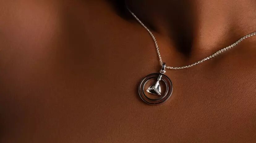     Появившийся недавно бренд с эчпочмаками за десятки и сотни тысяч рублей основали в Казани. Как их можно купить и кто стоит за этим — в нашем материале.