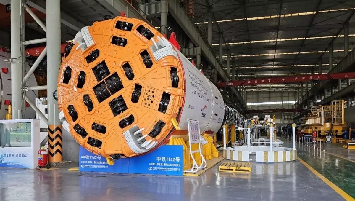     Длина тоннелей обходного пути Адлера составит 12 километров. 11 марта начались работы по строительству первого тоннеля для дорожной развязки трассы А-149, дорога в будущем соединит скоростную М-4 «Дон», в администрации Сочи передали слова зампредседателя правительства РФ Марата Хуснуллина.