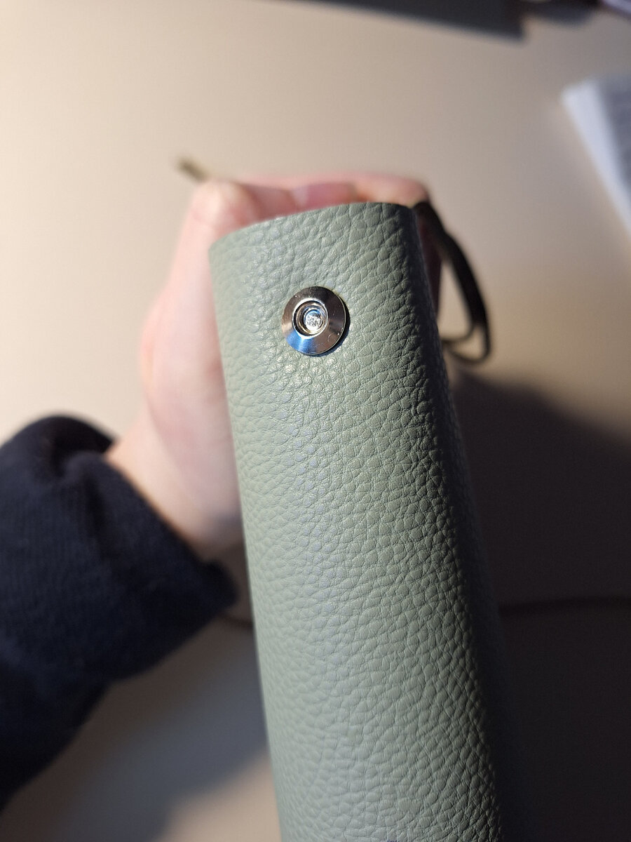 Даже у настоящей кожи не всегда такая красивая текстура