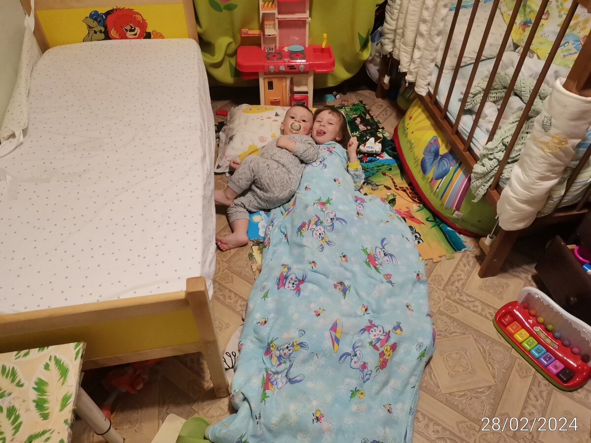 Агния решила спать на полу. Костя увидел и сам присоединился к ней. 