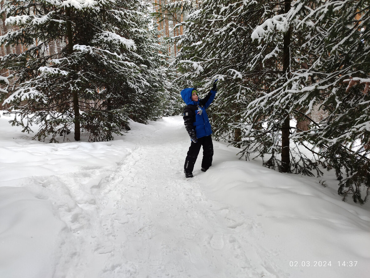 Вадюха ждёт, когда на него снег с ёлки упадёт
