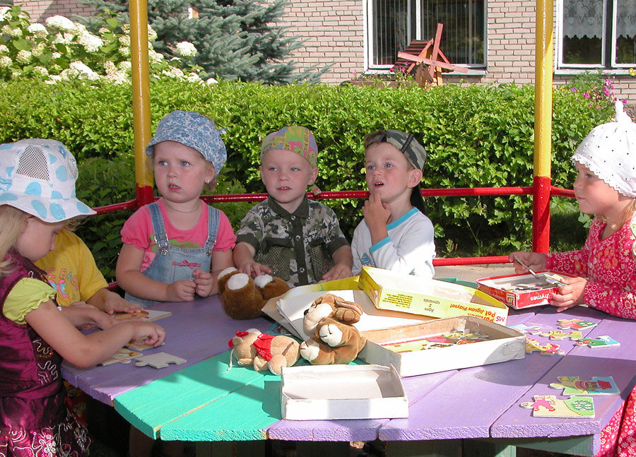 Программные задачи: Оборудование: игрушка(жук), ободки-усики по количеству детей, сачок, обручи трёх цветов, шары трёх цветов по количеству детей, Дети с воспитателем выходят на летнюю полянку.