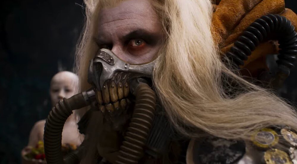     Лейчи Халм в роли Несмертного Джо, кадр из фильма «Фуриоса: Хроники Безумного Макса» (2024)