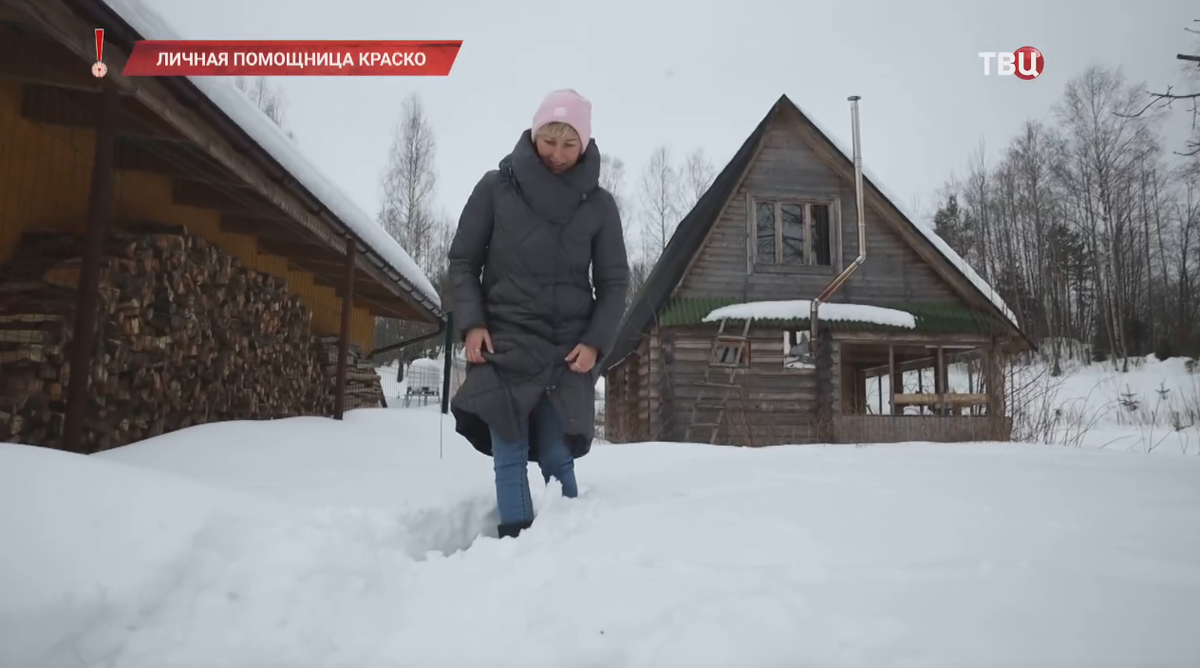 На этих, как мне кажется, постановочных кадрах отчетливо видно, что до приезда съемочной группы дом Ивана Ивановича утопал в снегу, но Дашу, желающую подыграть Краско, это не остановило