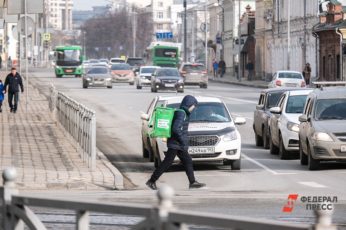 Также в Северной столице заметнее всего выросла и зарплата курьеров.  Фото: Фото: ФедералПресс / Полина Зиновьева