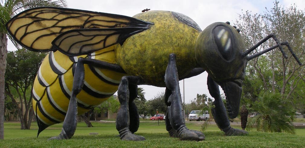 Скульптура комар белоярский. Пчелка кузя парк кузьминки. Пчела кузя в кузьминском парке. Памятник пчеле в медыни. Памятник комару в комарно.