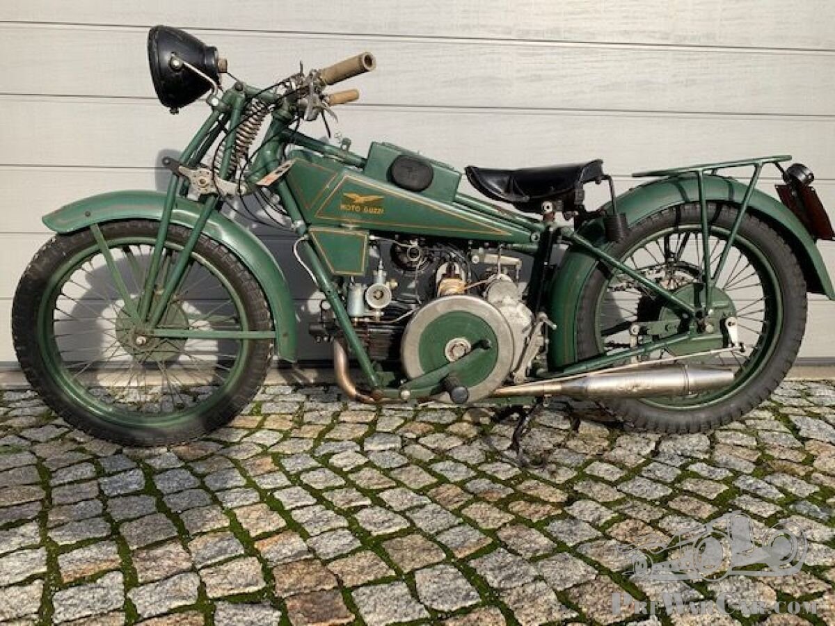 Хотя Moto Guzzi сегодня знаменит своим продольным V-образным твином, первым двигателем компании был горизонтальный одноцилиндровый мотор. Эта конфигурация оставалась основной на протяжении 45 лет, а началось все с Normale 500. Его 4-тактный двигатель объемом 498 «кубиков» с воздушным охлаждением развивал скромную мощность — 8,5 л.с. Жесткие передняя и задняя подвески были типичными для того времени, как и рама с двойной опорой. Трехступенчатая коробка передач переключалась вручную. Байк весил 130 кг и мог разгоняться до скорости 85 км/ч. Оказалось, что это то, что нужно, и мотоцикл стал популярным.