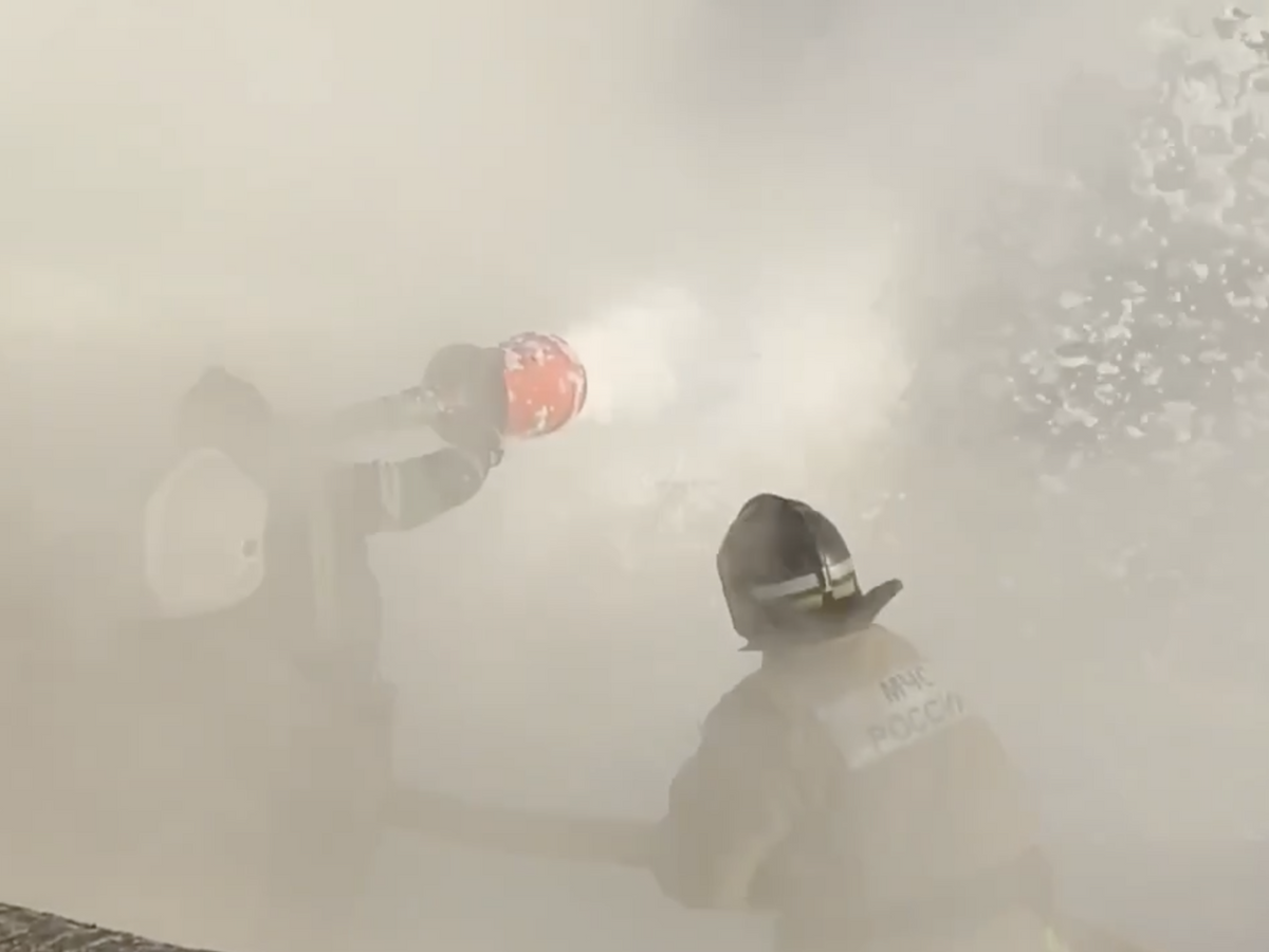    Ликвидация пожара на объекте топливно-энергетического комплекса после атаки БПЛА в Орле© Губернатор Клычков/Telegram