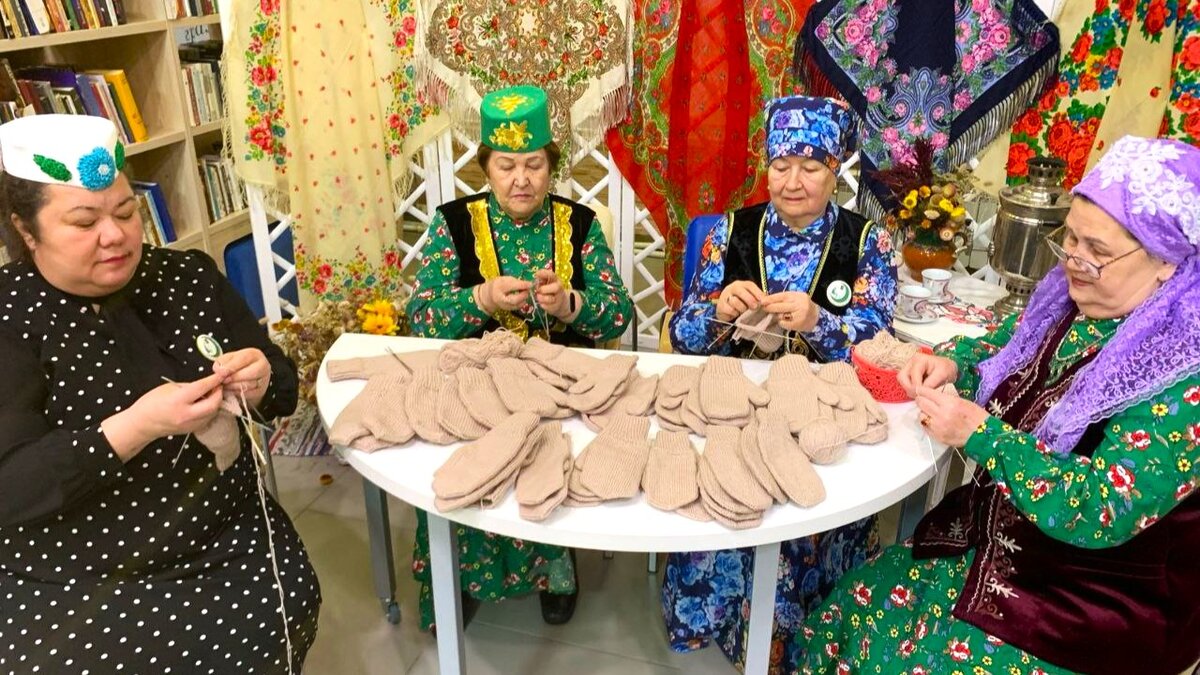    В Югре серебряные волонтёры подготовили тёплые подарки для участников ВФМ