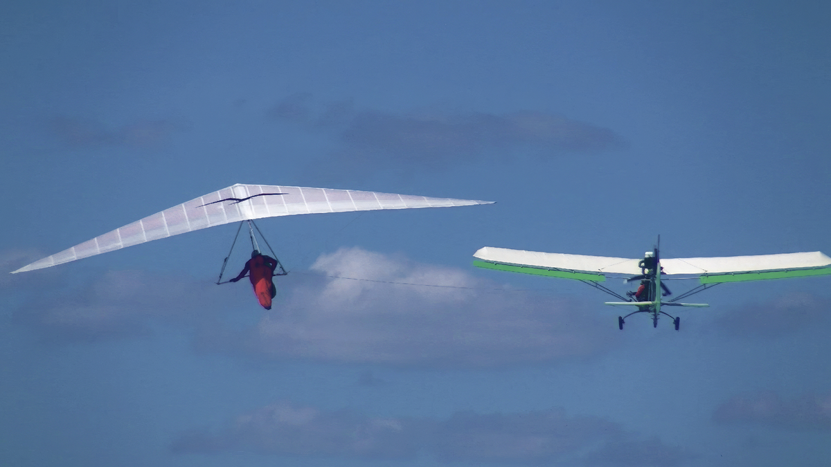 Взлёт самолёта с дельтапланом на буксире