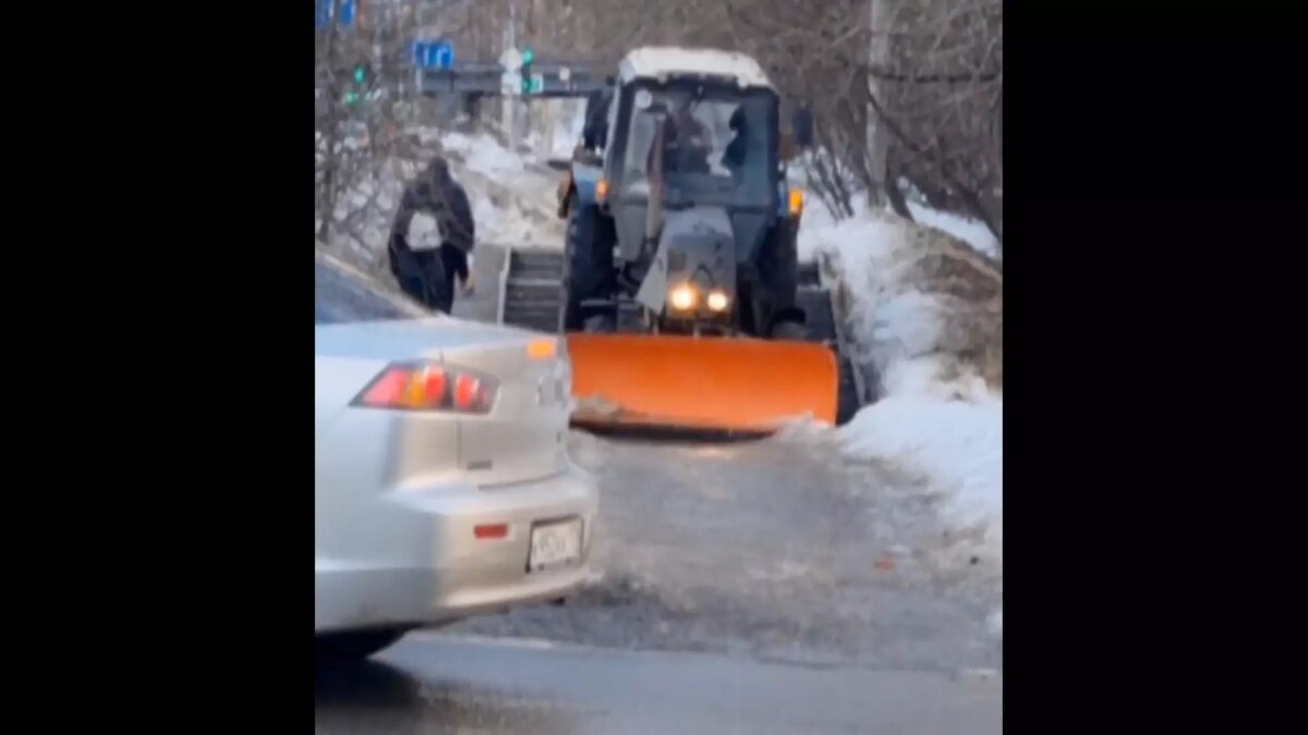     В соцсетях пожаловались на неосторожную работу снегоуборочных машин.