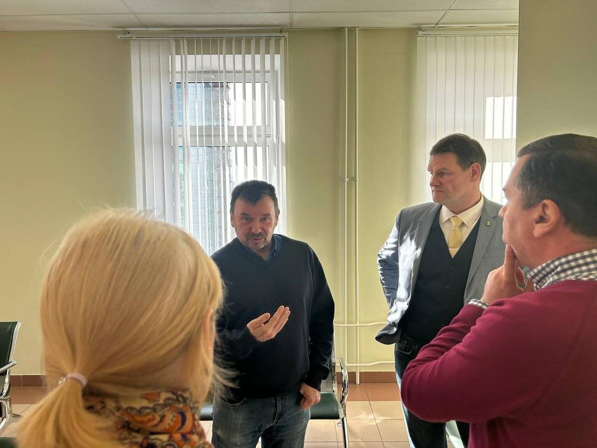 Активисты из Адмиралтейского района после заседания обсуждают его итог с жителями Васильевского острова. Фото: Дарья Дмитриева / MR7