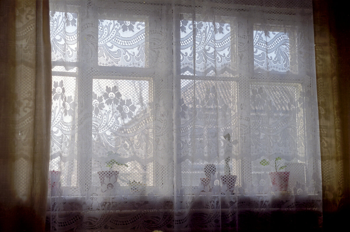 001. Встречает меня вид в окно, знакомый с детства. Вид мог обещать дождливые дни и облом с пляжем, а мог принести крик "Жеее-няя!" - значит, пора выбегать и играть с друзьями!