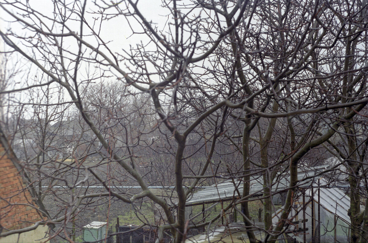 002. С пляжем вышел бы однозначный облом - во дворе мокрая, дождливая ранняя весна.