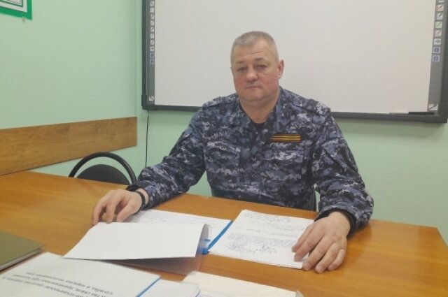    Владимир Ковальчук ведет теоретические занятия с молодыми сотрудниками Фото:  АиФ/ Татьяна Черных