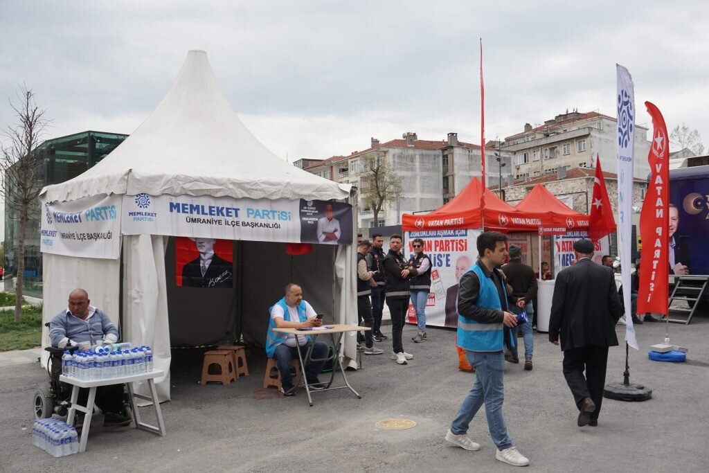 Улицы Стамбула во время предвыборной кампании. 