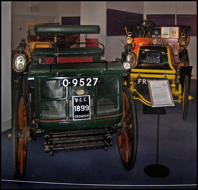 2. Слева – Crowden,1899. За ним справа – Daimler,1898. Фото авторское.©