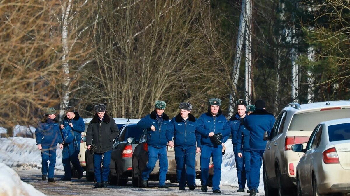     Жители Ивановской области заметили в небе горящий самолет. Борт пытался совершить посадку на местном аэродроме. По словам очевидцев, со стороны воздушной гавани поднимается густой дым.