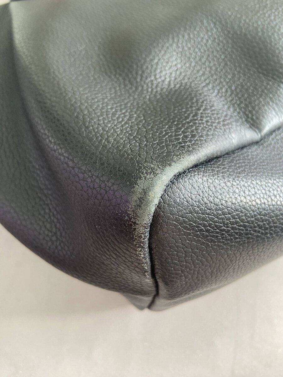 Состояние углов на сумке Longchamp до реставрации - листайте фото вправо для просмотра