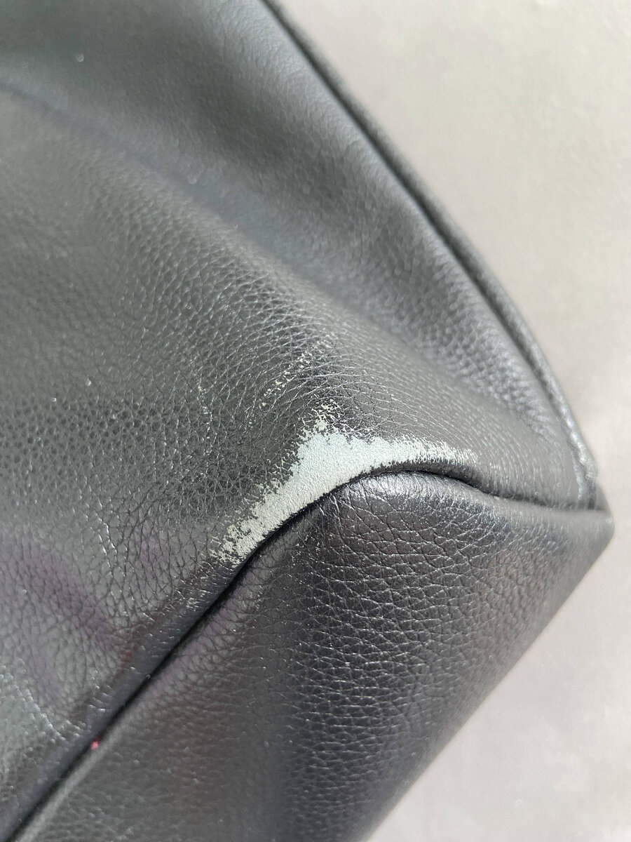 Состояние углов на сумке Longchamp до реставрации - листайте фото вправо для просмотра