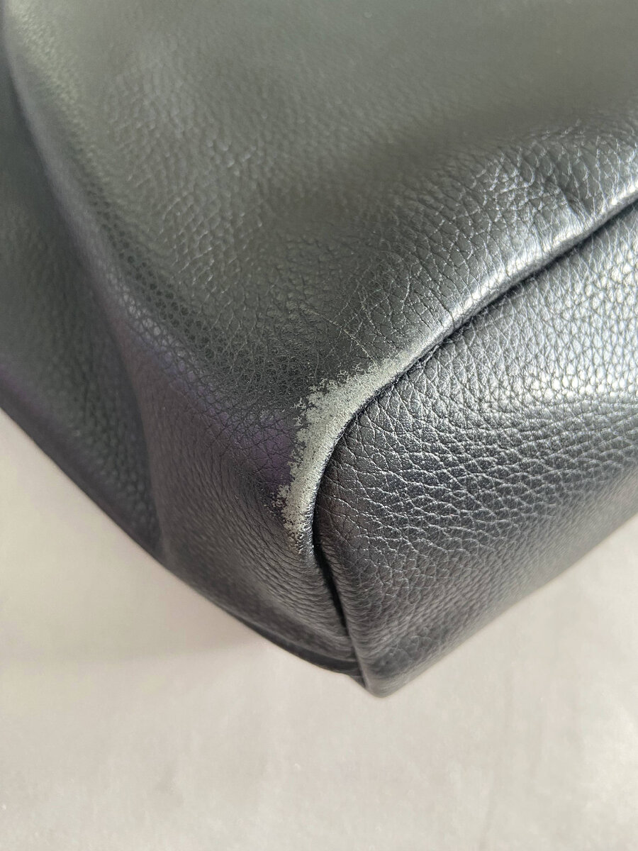 Состояние углов на сумке Longchamp до реставрации - листайте фото вправо для просмотра