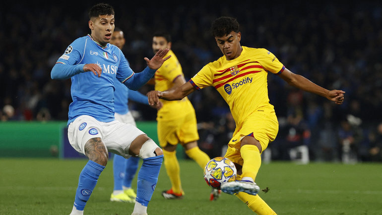    Игрок «Барселоны» Ламин Ямаль (справа) в борьбе с футболистом «Наполи» Матиасом Оливерой. Reuters