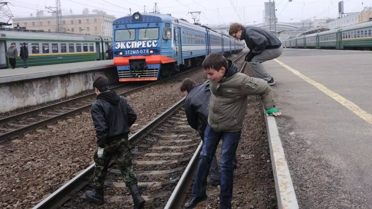     В России планируют снизить возраст уголовной ответственности за диверсии до 14-и лет. Изменения предлагается внести в статью 281 УК. Максимальное наказание за диверсию — вплоть до пожизненного. Правительство уже поддержало эту инициативу. Однако, в обществе отнеслись к этой мере неоднозначно.