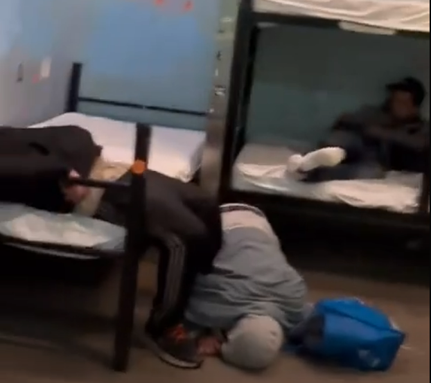 В помещении медицинского центра наркоману бесплатно предоставляют шприцы, иглы, жгуты, спиртовые компрессы и прочие «акссесуары». 