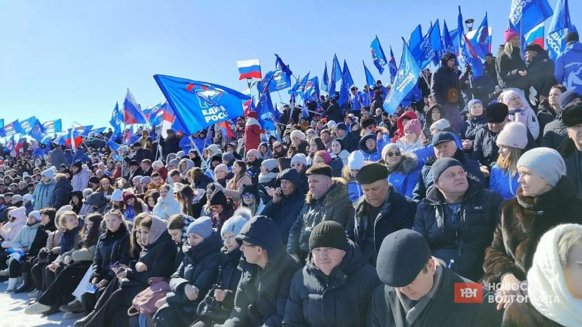     В Волгоград 12 марта приехал зампред Совбеза РФ Дмитрий Медведев. В амфитеатре на нижней террасе Центральной набережной в эти минуты начался патриотический митинг-концерт.