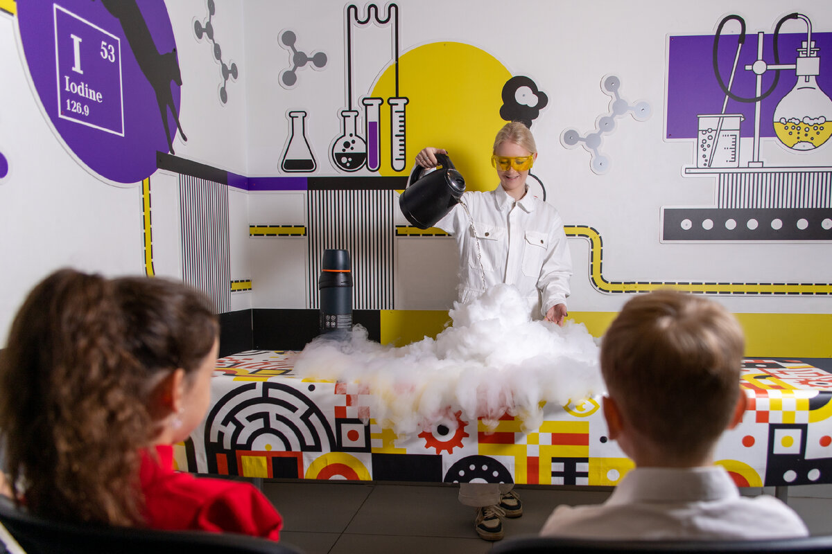 Во время программы ведущий привлекает гостей для участия в опытах и рассказывает интересные факты